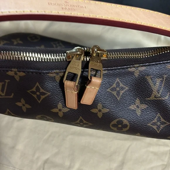Selling my louis vuitton bag. - Picture 5 of 5